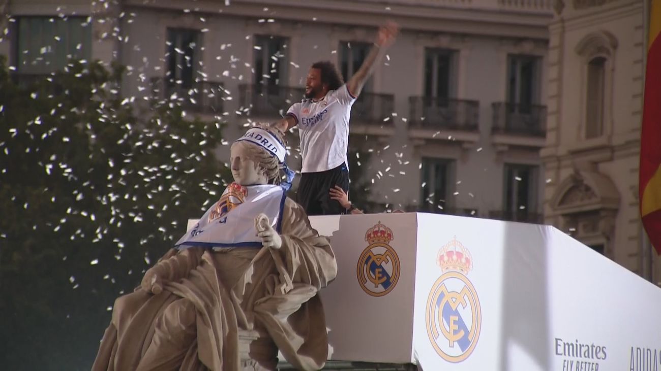 Euforia madridista por la 35ª Liga: Cibeles ya luce de blanco... una vez más