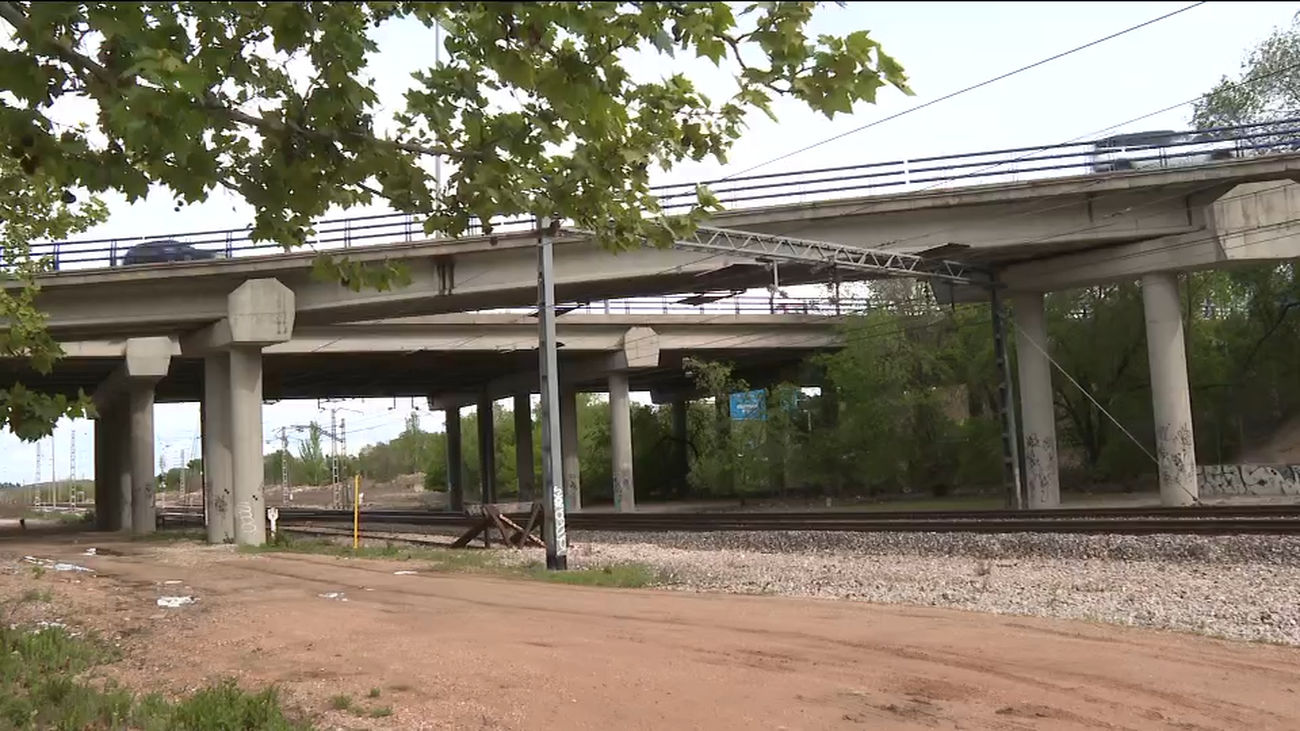 La estación fantasma del barrio de Rejas, por la que sólo pasan trenes de mercancías