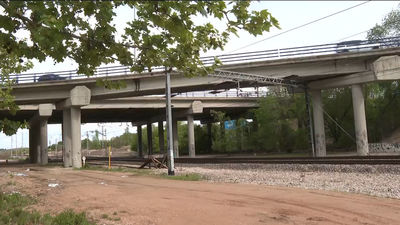 La estación fantasma del barrio de Rejas, por la que sólo pasan trenes de mercancías
