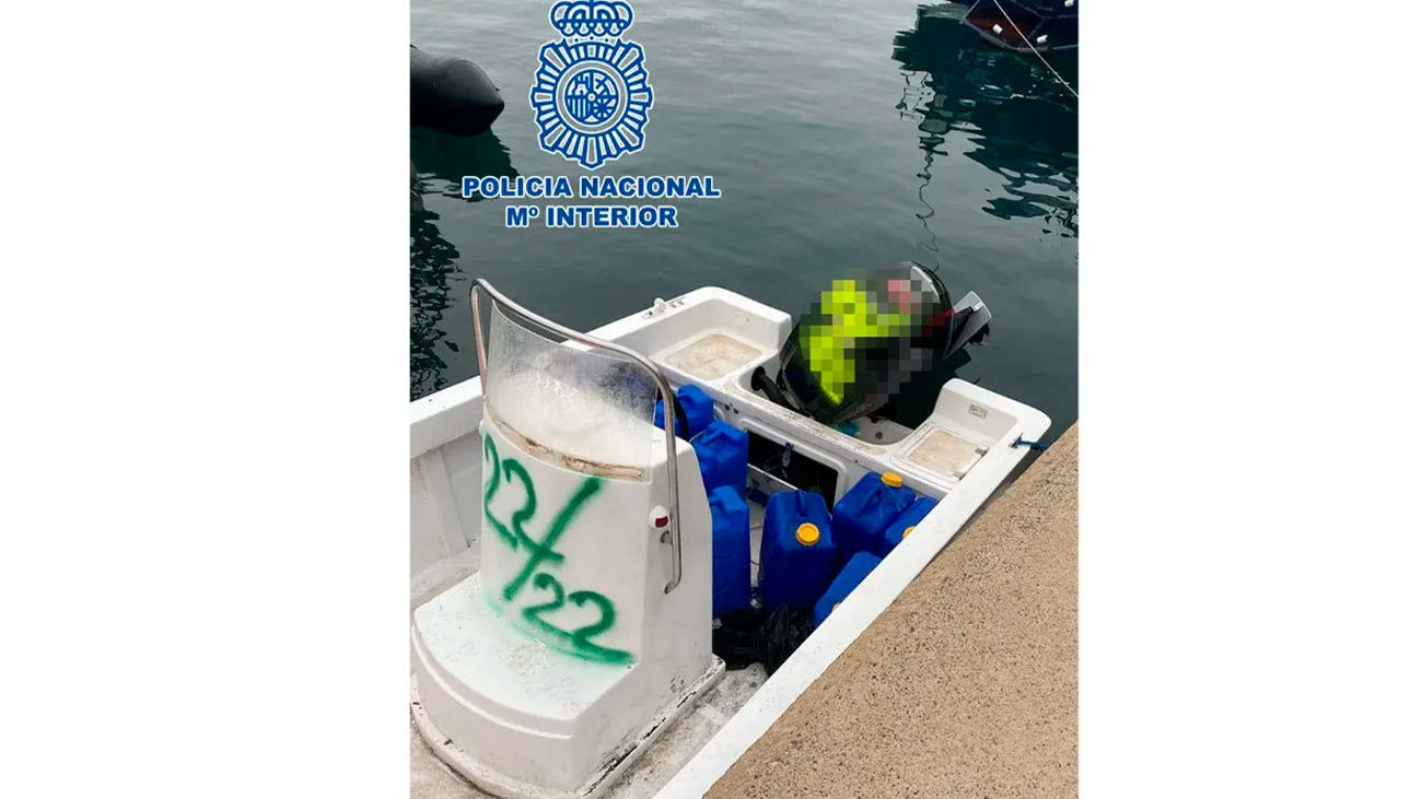 Detienen en Almería un menor de 17 años que conducía una patera con once ciudadanos sirios a bordo