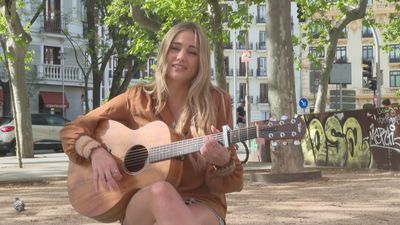 Así es Neva, la cantante andaluza que quiere impulsar su carrera musical en Madrid