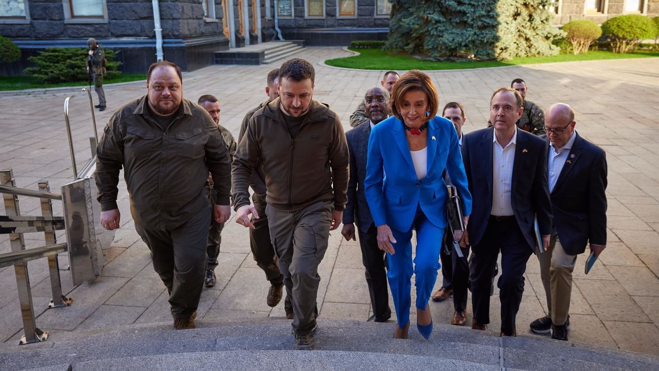 ).- La presidenta de la Cámara de Representantes de Estados Unidos, Nancy Pelosi, se ha reunido con el presidente de Ucrania, Volodímir Zelenski