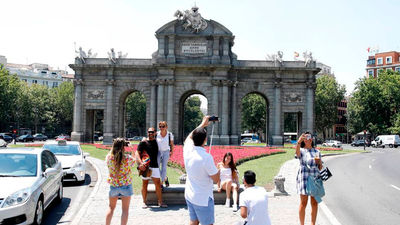 Los hoteleros madrileños cargan contra la tasa turística en Madrid propuesta por Reyes Maroto