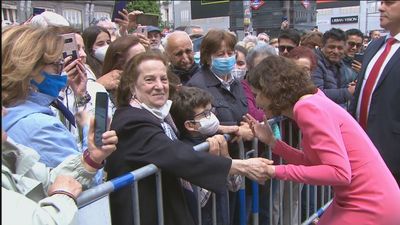 Ayuso, gran protagonista en la Puerta del Sol haciéndose fotos y charlando con los madrileños