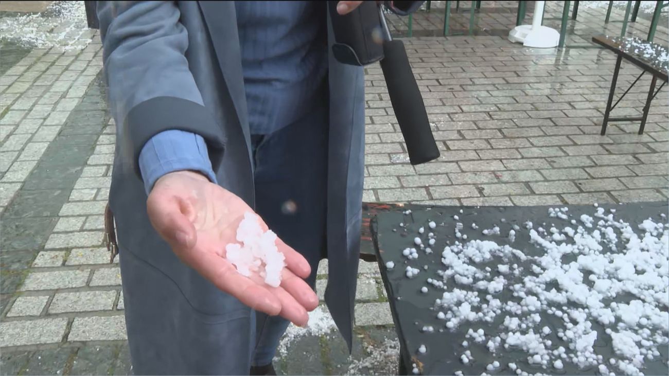 Espectacular granizada en Móstoles, ejemplo de las fuertes tormentas en Madrid en este 2 de mayo