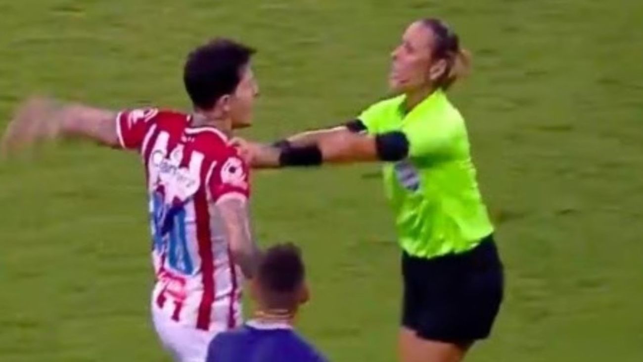 Lamentables imágenes desde Brasil, un jugador agrede a una árbitra tras ser expulsado