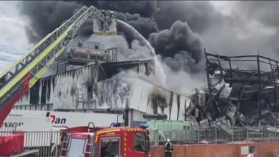 Controlado el incendio que ha destruido una nave en el matadero de Getafe