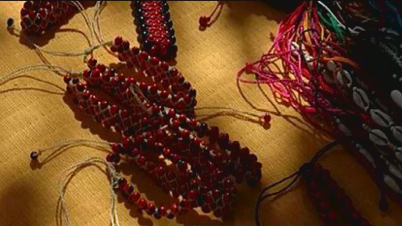 Hallan en un parque de Carabanchel 27 pulseras hechas con semillas tóxicas que pueden ser mortales