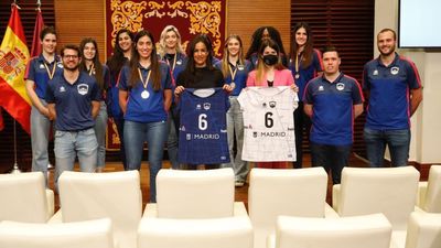 Las jugadoras del Voleibol Madrid, recibidas en Cibeles tras ascender a la Superliga