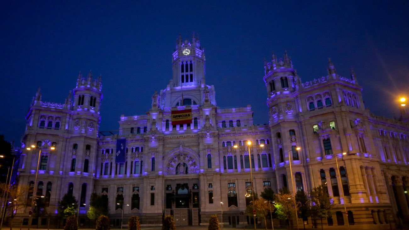 El Ayuntamiento de Madrid, iluminado de azul
