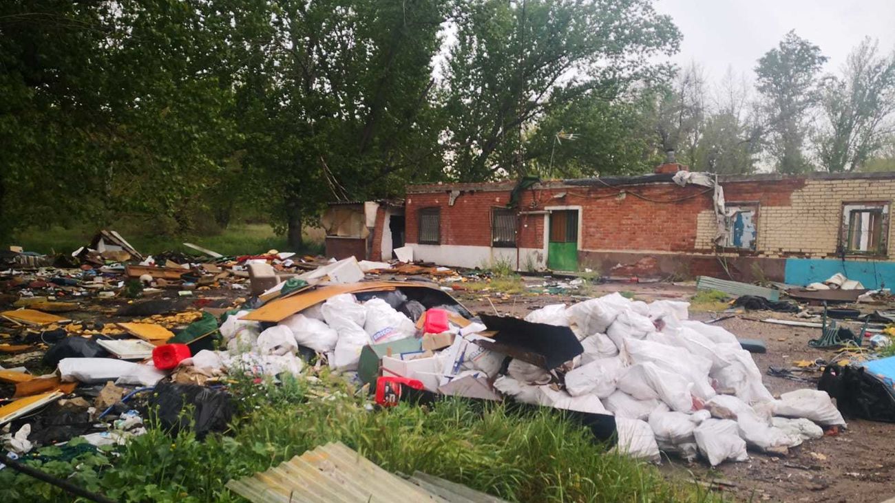 Restos de escombros, enseres y otros materiales tras el derribo de viviendas en Las Sabinas