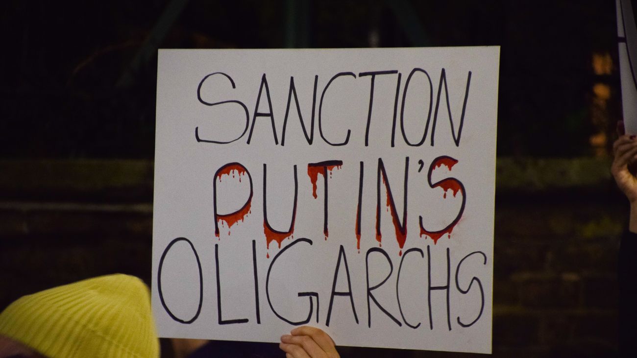 Un manifestante porta una pancarta en contra de los oligarcas rusos