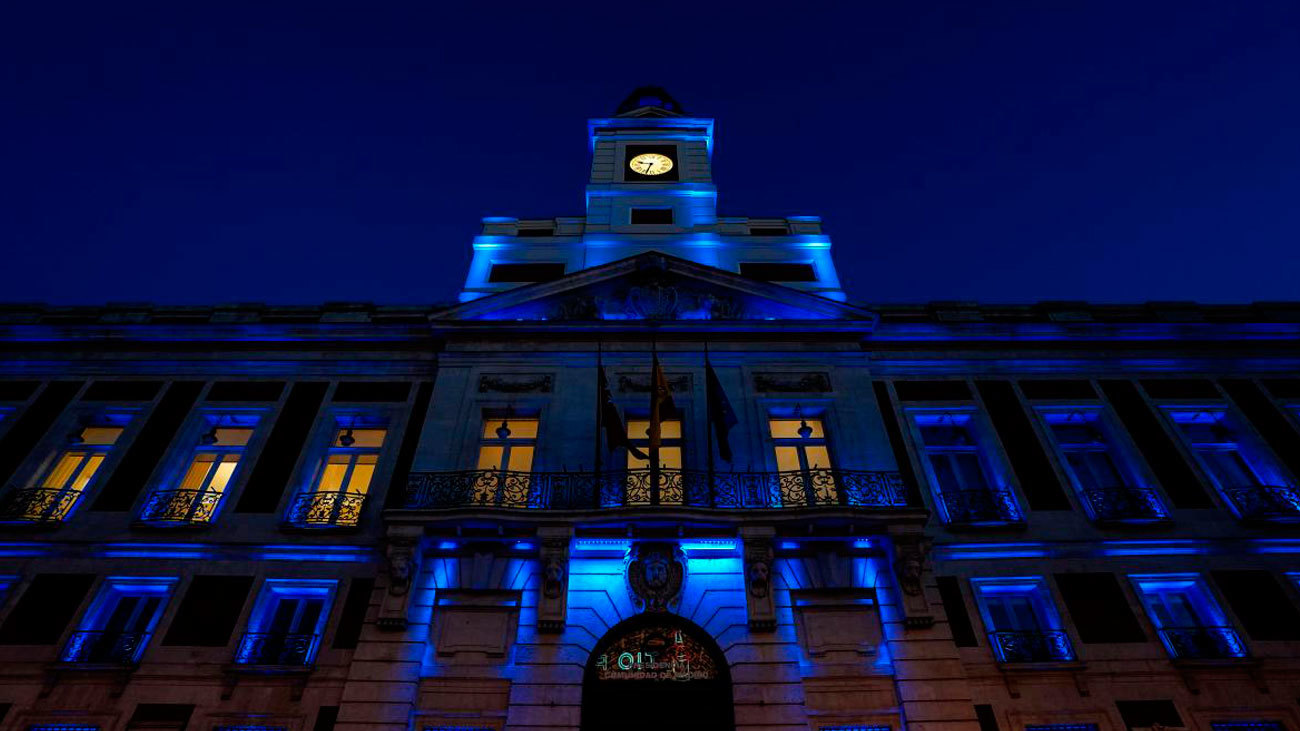 Fachada de la Real Casa de Correos iluminada de azul