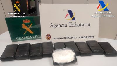 Detienen en Barajas a una tripulante  de vuelo con 12 kilos de cocaína en su maleta