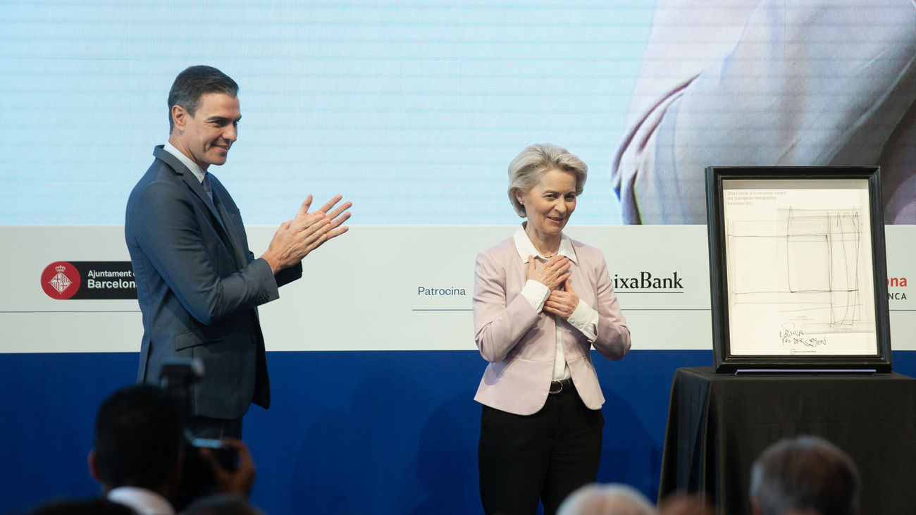 El presidente del Gobierno, Pedro Sánchez, aplaude a la presidenta de la Comisión Europea, Ursula Von der Leyen