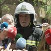 Los bomberos buscan entre los escombros a dos operarios que trabajaban en el edificio