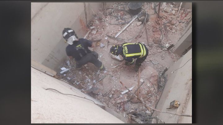Bomberos trabajando en el interior del edificio / REDACCIÓN