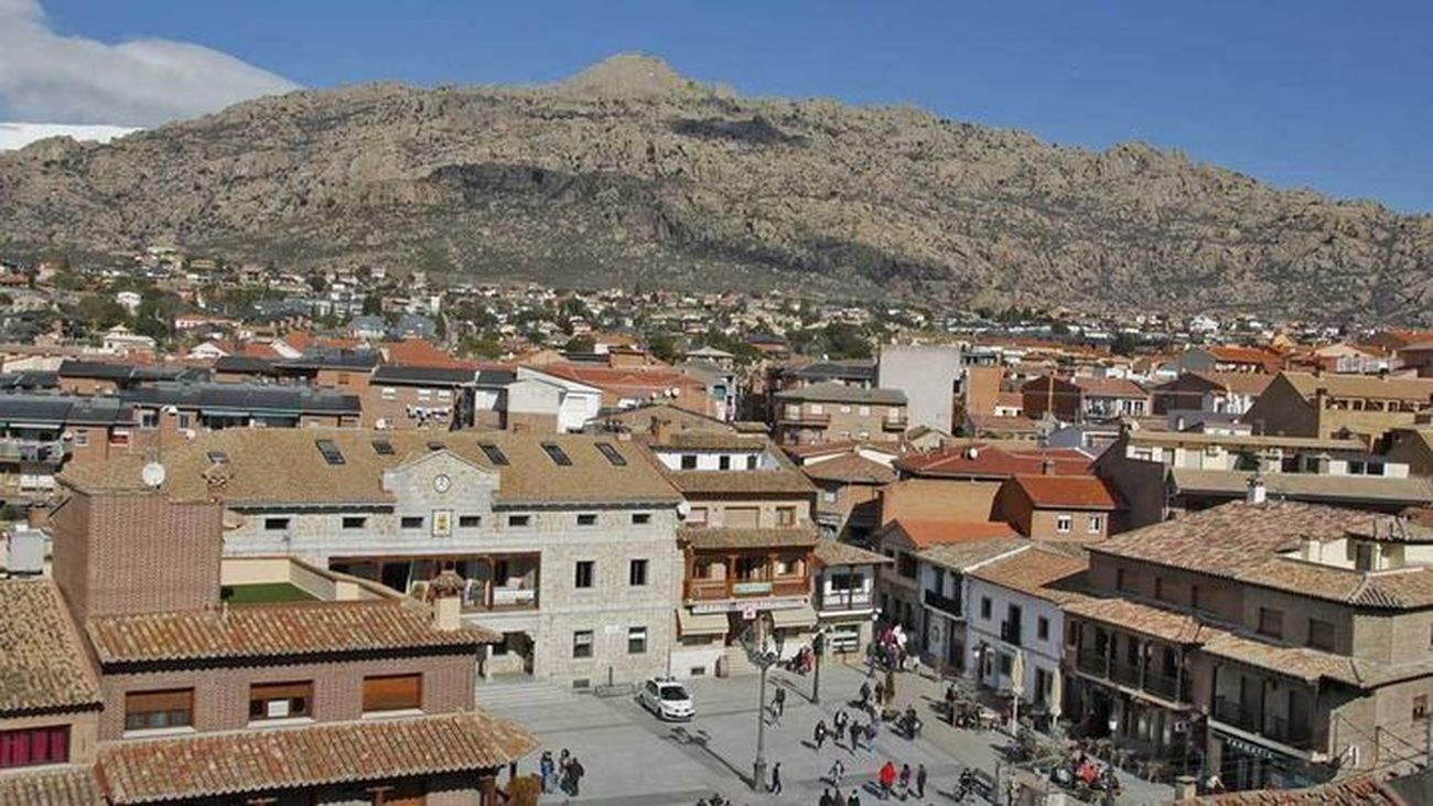 Vista de la localidad de Manzanares  El Real con La Pedriza al fondo