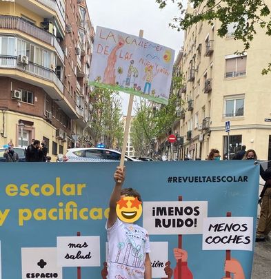 Un niño levanta un cartel alusivo a la Revuelta Escolar / AMPASESI