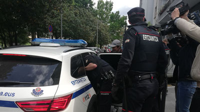 La Ertzaintza registra el piso del presunto homicida de Bilbao e investiga seis crímenes