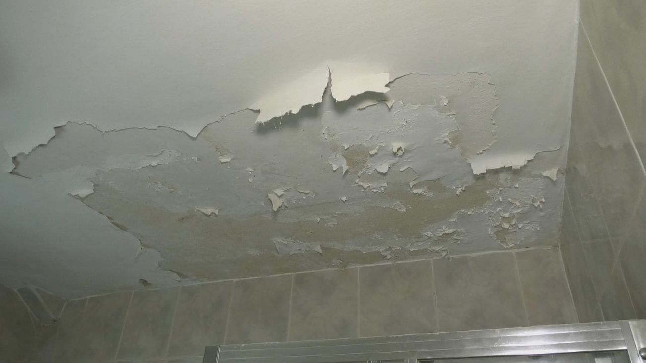 Diez meses sin pagar el alquiler por las humedades y goteras de la vivienda, en Villa de Vallecas