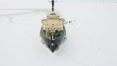 Bañarse en las aguas gélidas de Finlandia desde este buque rompehielo ¡es posible!