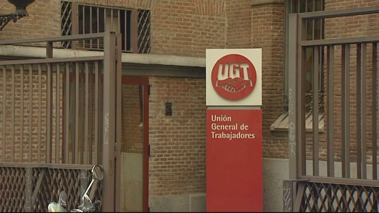Cerca de 200 activistas okupan el edificio de UGT de la calle Hortaleza de Madrid