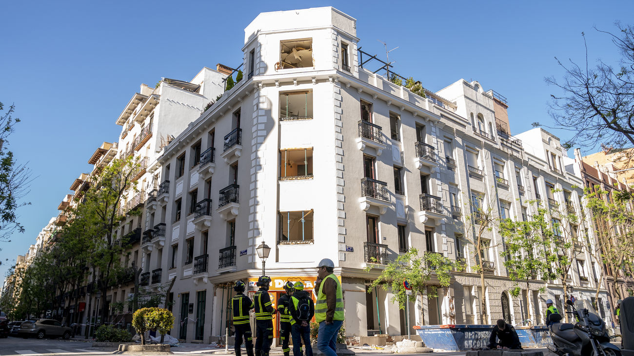 Los residentes de uno de los edificios desalojados en Madrid recogen sus pertenencias