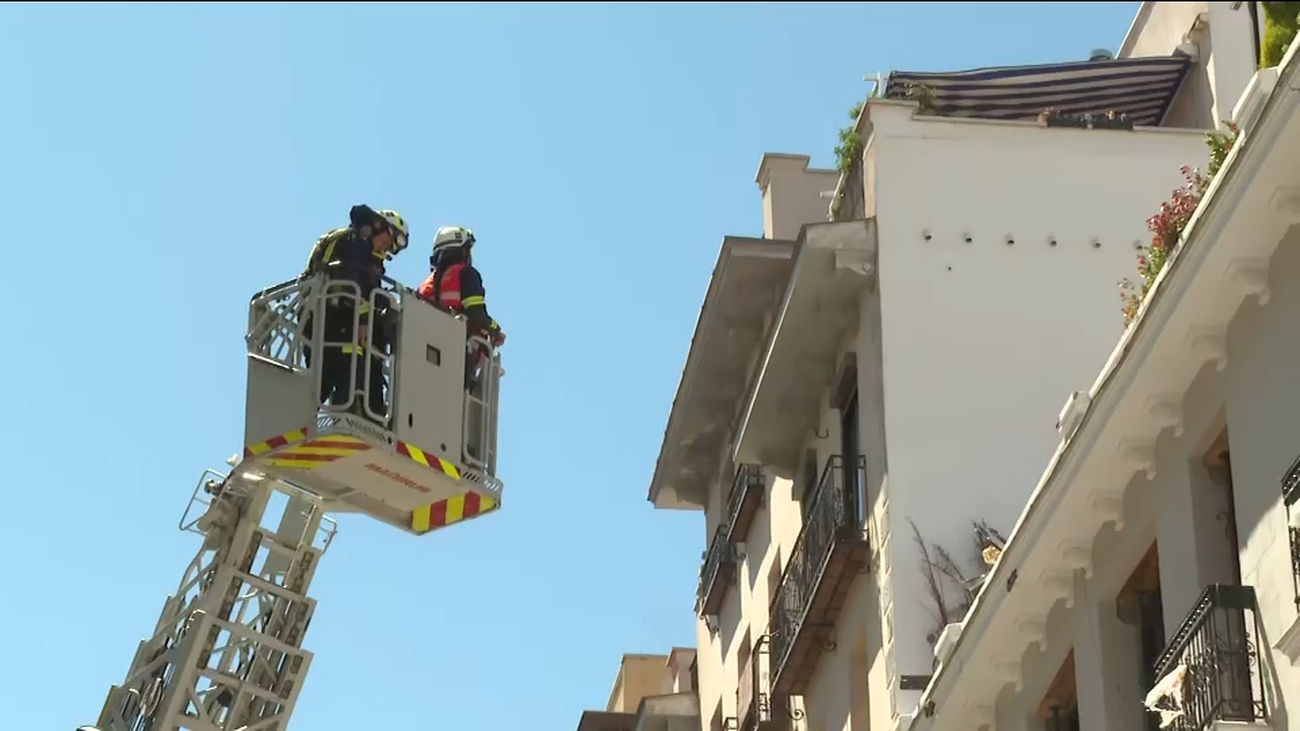 Los técnicos evalúan el derribo del edificio afectado por la explosión en el distrito de Salamanca