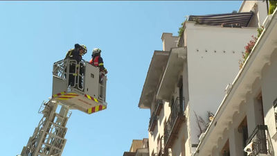 Los técnicos evalúan el derribo del edificio afectado por la explosión en el distrito de Salamanca