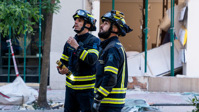 Los bomberos evalúan si hay que derribar o no el edificio que explotó en el barrio de Salamanca