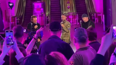 Bono brinda por sorpresa un "concierto por la paz" en una estación del metro de Kiev