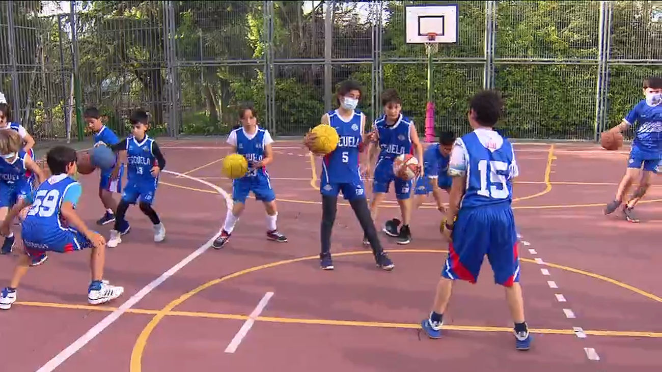 El Club Escuela del Barrio del Pilar celebra sus 30 años jugando al baloncesto con niños ucranianos