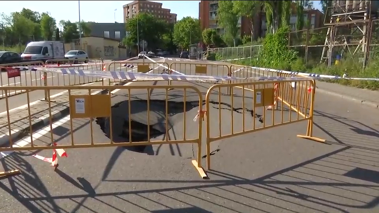 Un socavón de 3 metros corta el tráfico en Aluche