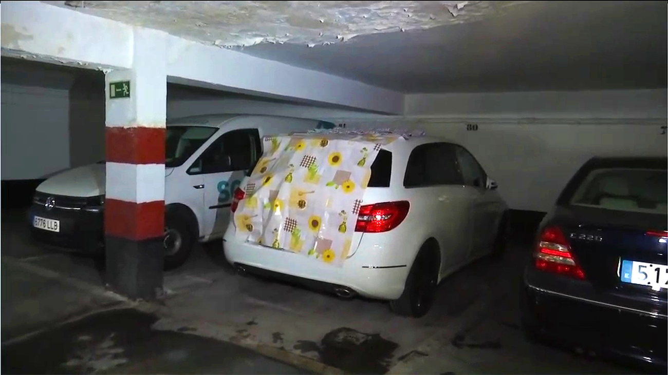 Goteras y roturas en un techo de un párking de Alcorcón