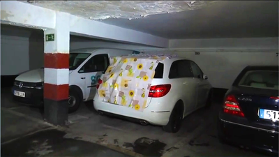 Goteras y roturas en un techo de un párking de Alcorcón