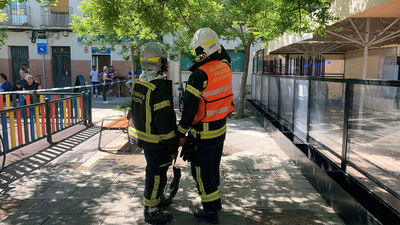 Cuatro intoxicados leves en un incendio en un edificio de Puente de Vallecas