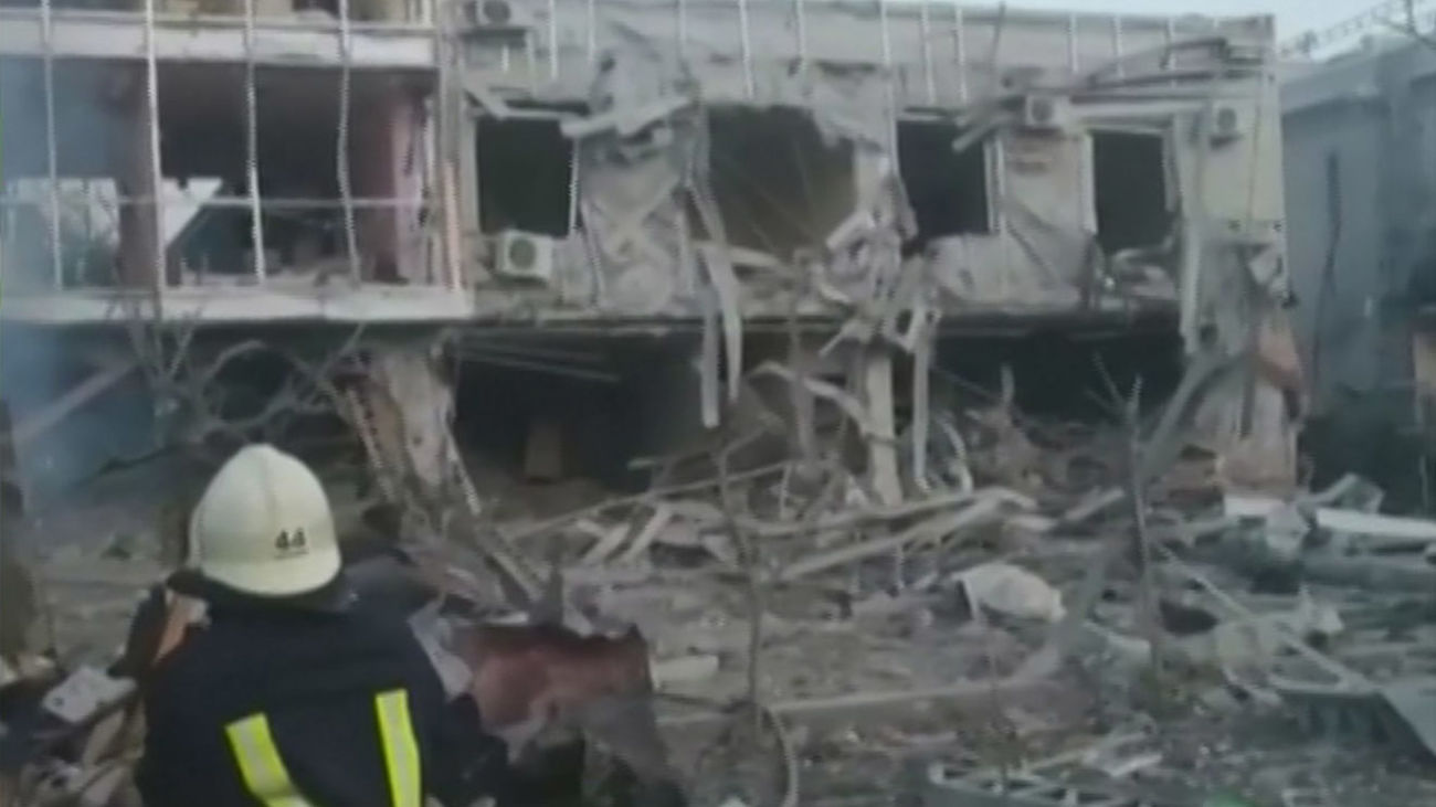 Un muerto y 5 heridos en un nuevo lanzamiento de misiles rusos contra Odesa