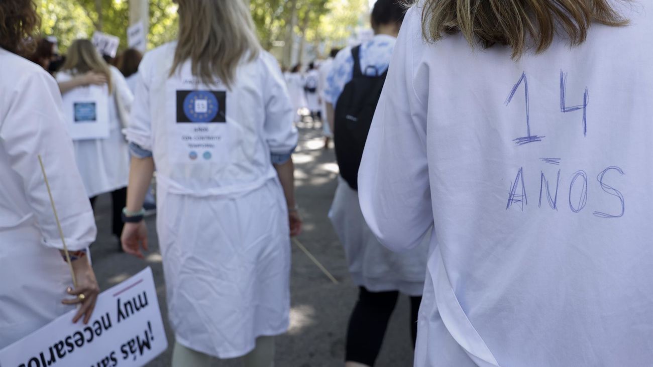 Algunos de los manifestantes del primer día de huelga de médicos especialistas en Madrid