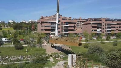 El impresionante montaje de una pasarela peatonal en Colmenar Viejo