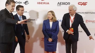 Calviño rechaza hacerse una foto en un foro económico por ser la única mujer en la instantánea