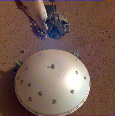 Sismógrafo de la sonda InSight cubierto por la cúpula de protección / NASA