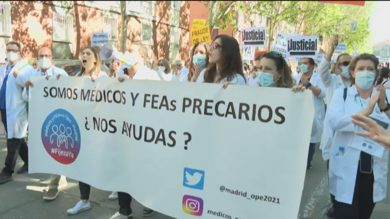 Los médicos especialistas en Madrid inician su huelga con una manifestación en la Asamblea