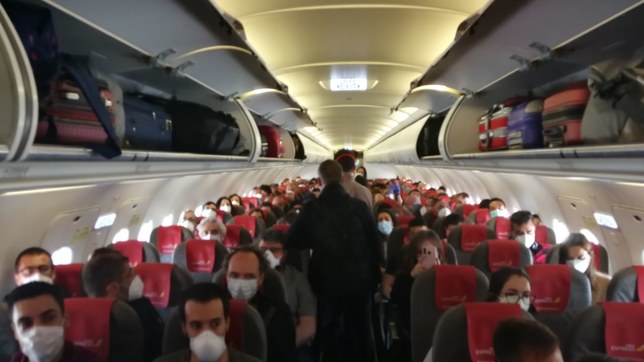Las mascarillas dejan de ser obligatorias en los aviones que realicen vuelos europeos