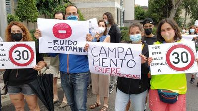 Campamento se manifiesta para que se cumplan los 30 km/hora en la carretera de Boadilla