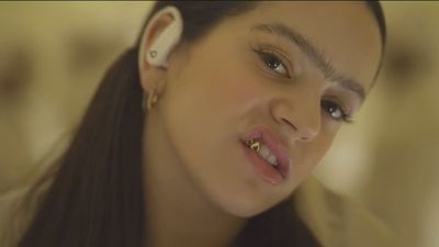 La extravagante (e insana) moda del piercing dental arrasa entre los famosos