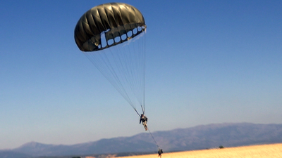 Así realizan sus saltos los militares de la Brigada Paracaidista (BRIPAC)