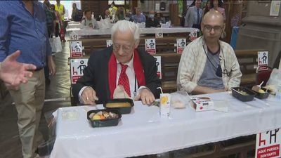 El Padre Ángel reparte el tradicional cocido de Mensajeros de la Paz por San Isidro