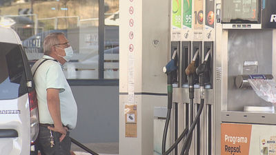 El precio de la gasolina y del diésel sube más de un 2% y ambos registran nuevos récords históricos