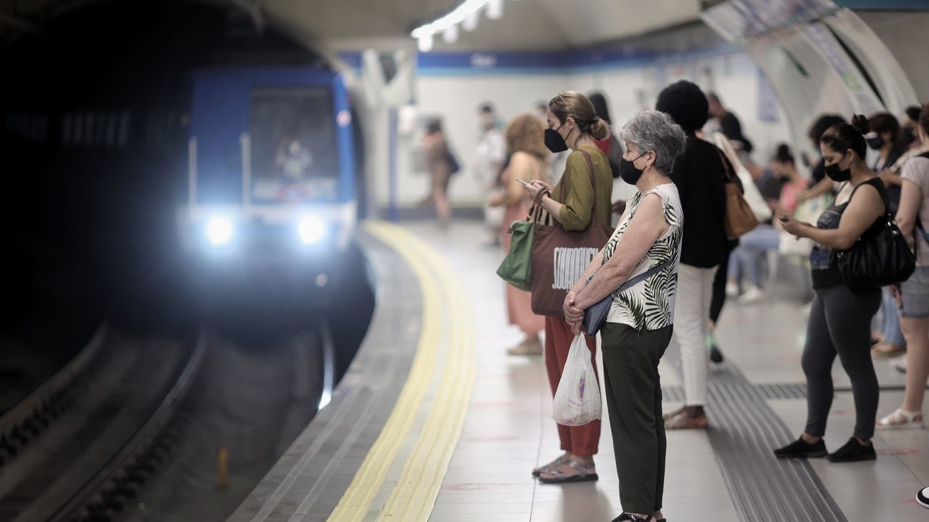 Varias personas esperan un tren de Metro de Madrid